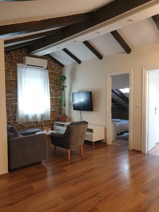 Loft Apartment พูลา ภายนอก รูปภาพ